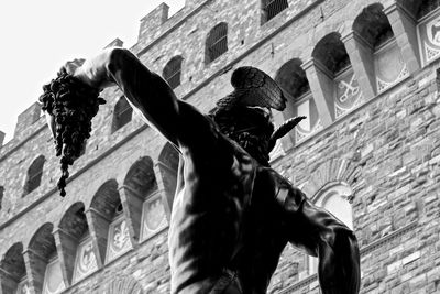 Perseus statue holding head of medusa beside palazzo vecchio