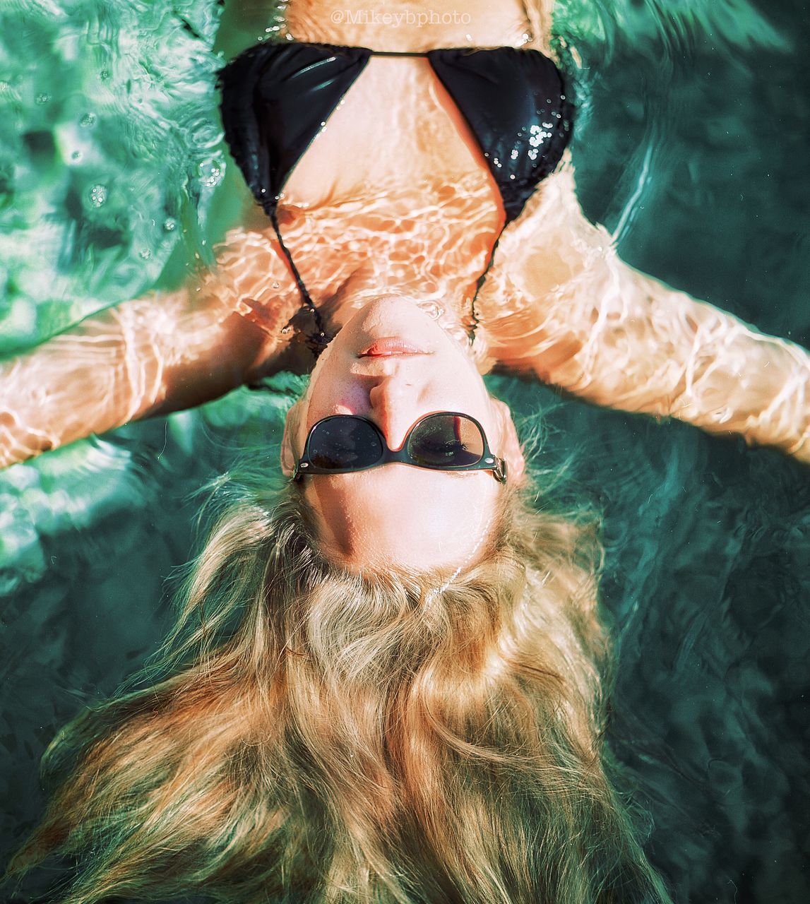 water, lifestyles, leisure activity, swimming, close-up, high angle view, young adult, underwater, waterfront, front view, fish, reflection, day, lake, outdoors, portrait, sunglasses