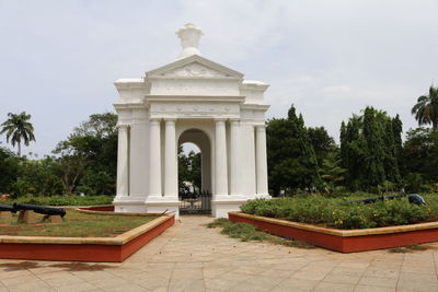 Statue of historic building against cloudy sky