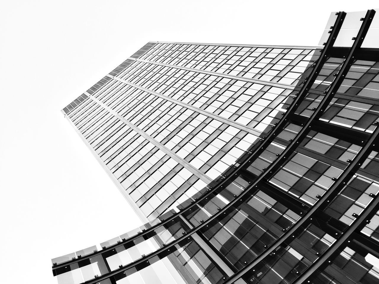 LOW ANGLE VIEW OF MODERN OFFICE BUILDING AGAINST SKY