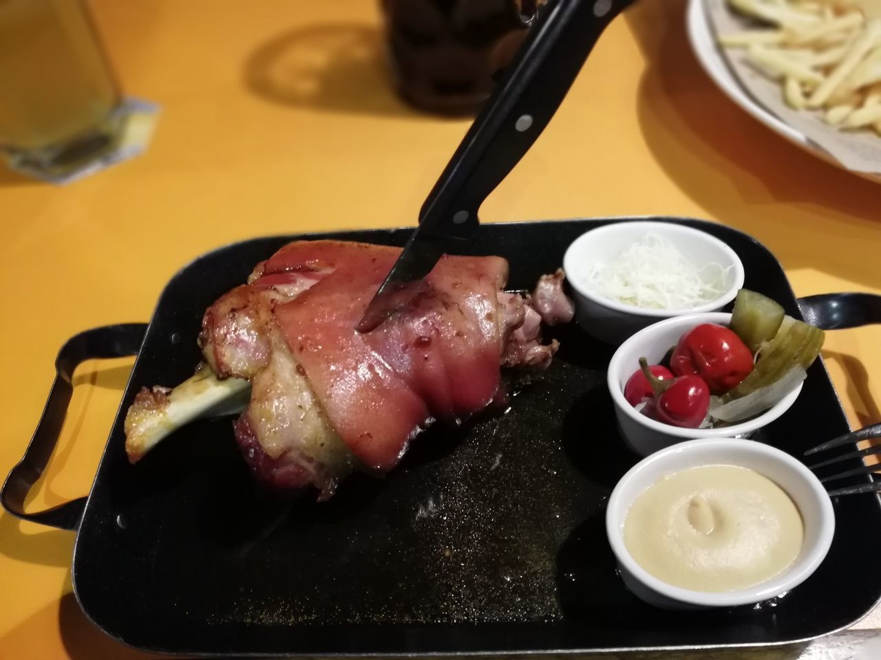 HIGH ANGLE VIEW OF MEAT IN BOWL ON TABLE