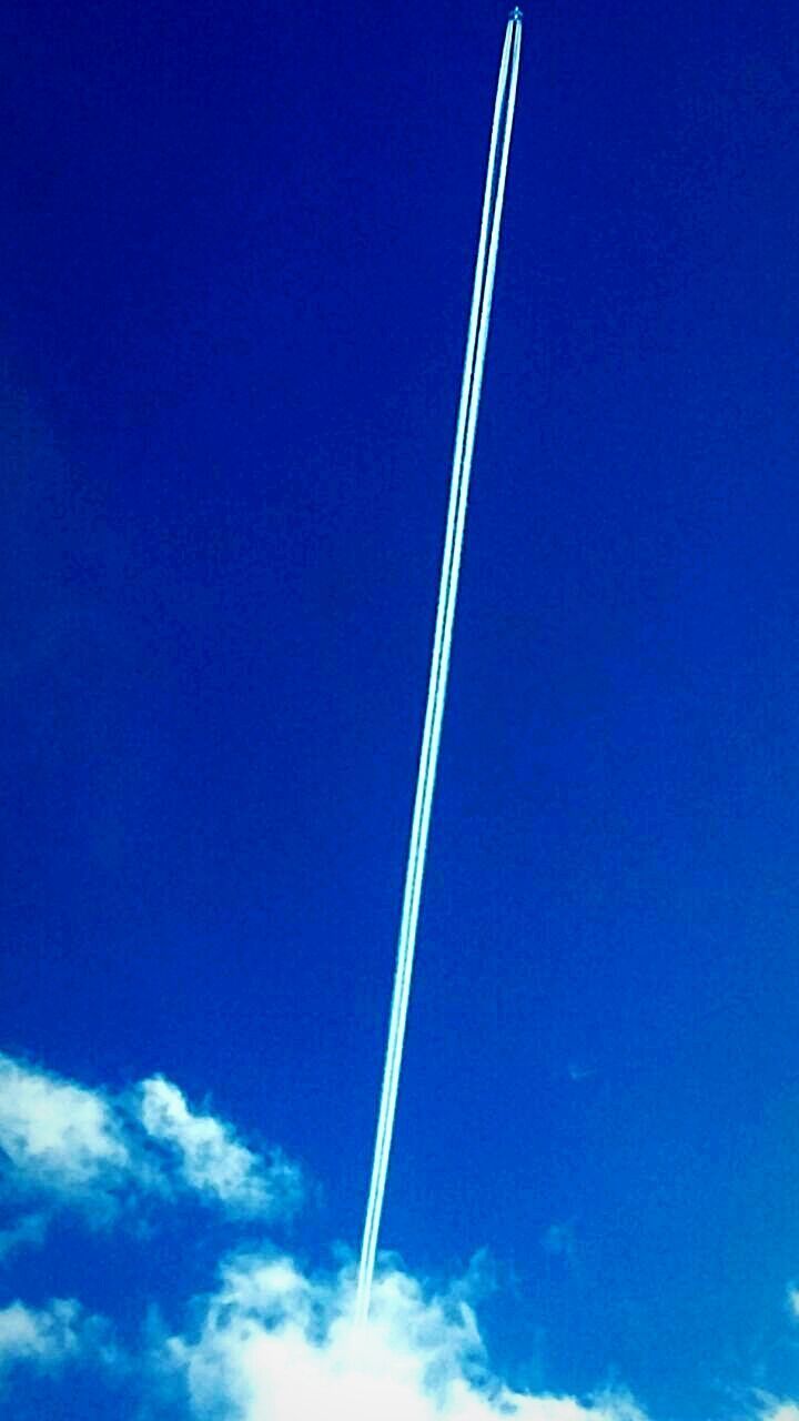 blue, low angle view, clear sky, copy space, vapor trail, sky, outdoors, nature, day, no people, beauty in nature, white color, pole, white, sunlight, part of, tranquility, sky only, scenics, cloud