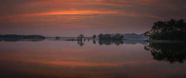 The scenery on the lake against a wide range of colorful clouds