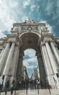 Group of people in front of triumphal arch