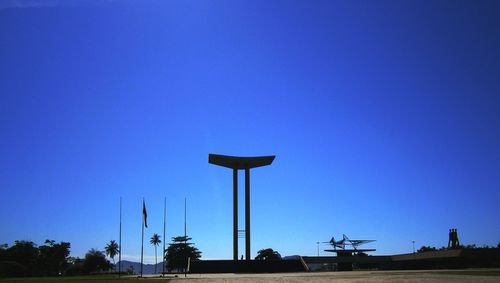 View of monument to the dead of world war ii against clear blue sky