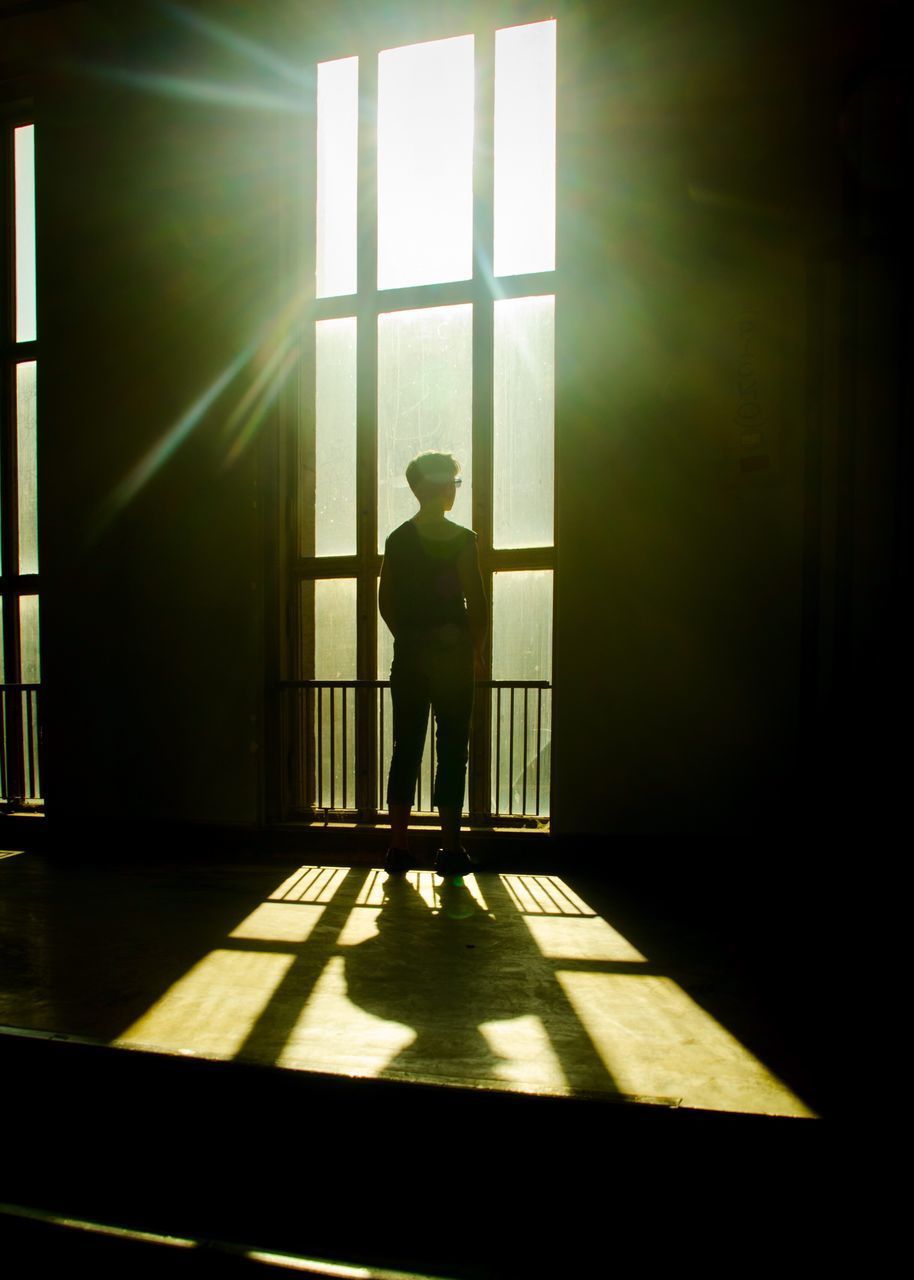 FULL LENGTH REAR VIEW OF SILHOUETTE MAN STANDING AGAINST BUILDING