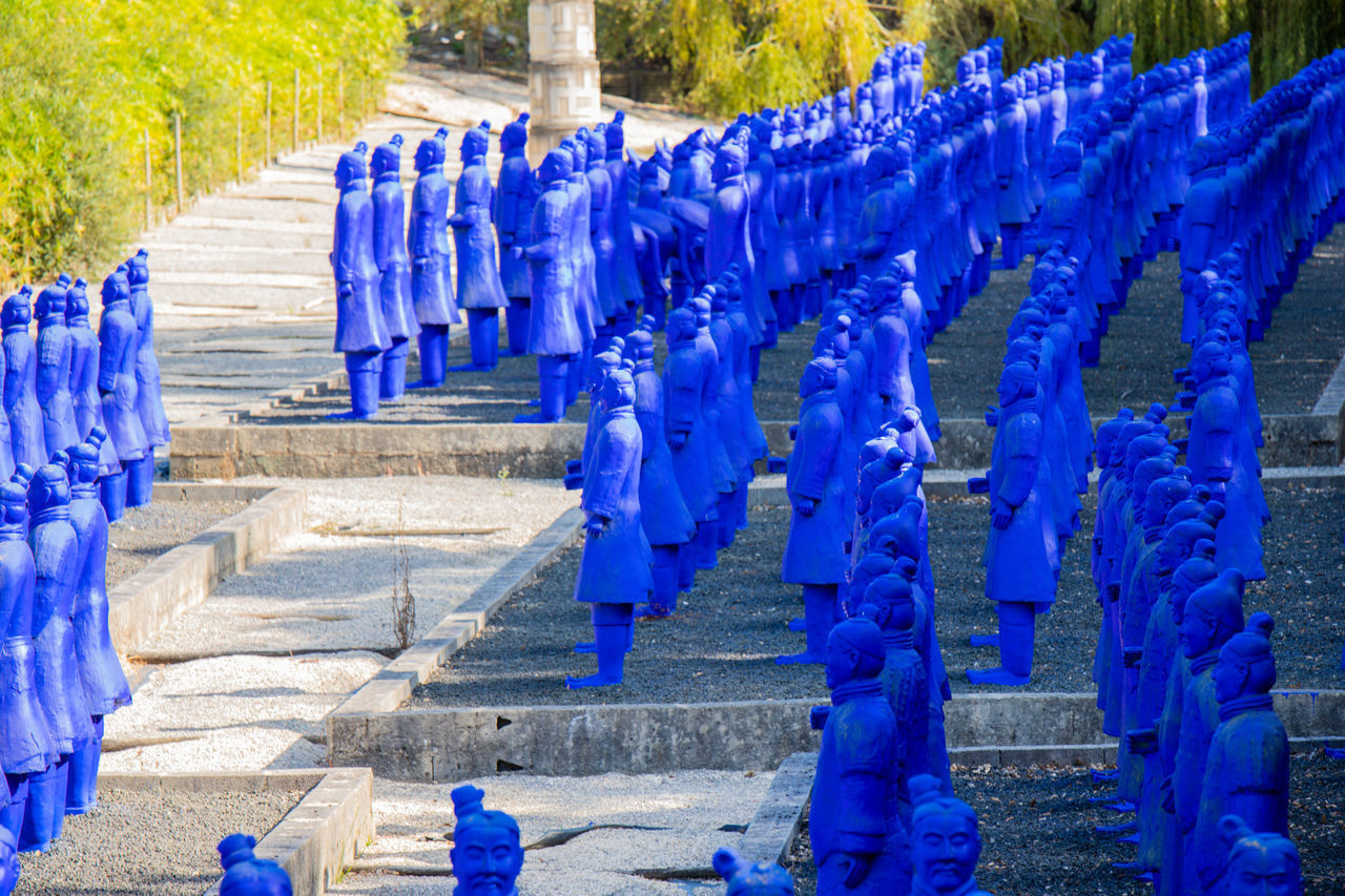 HIGH ANGLE VIEW OF PEOPLE WALKING ON STAIRCASE IN CEMETERY