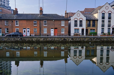 Reading, berkshire united kingdom. reflections of historic builkdings alongside kennet canal