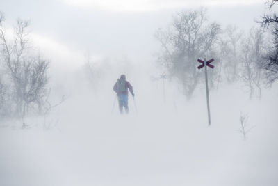 Man skiing