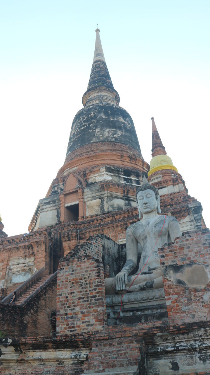 LOW ANGLE VIEW OF STATUES AGAINST SKY