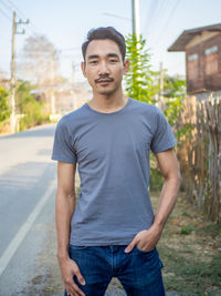 Man wearing a gray t-shirt