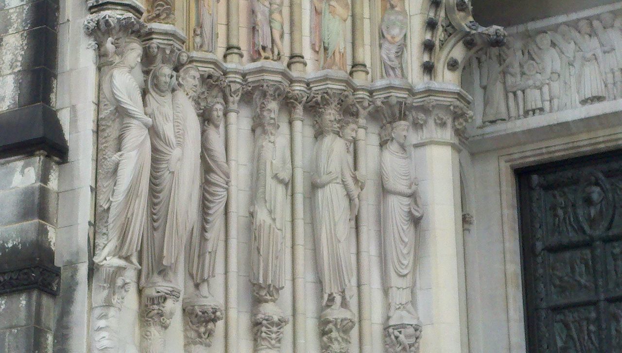 LOW ANGLE VIEW OF STATUES ON BUILDING