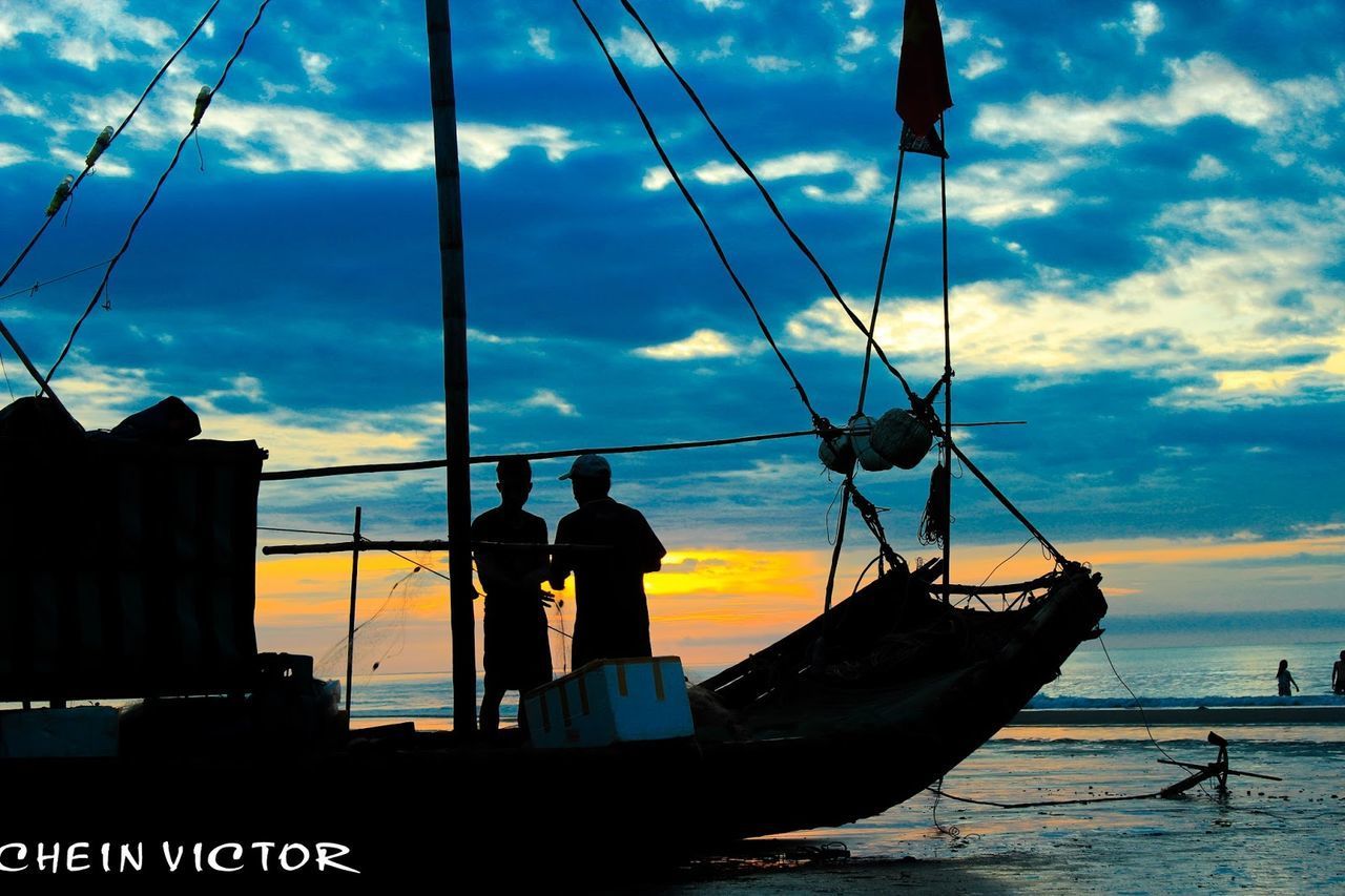 SILHOUETTE FISHING BOATS IN SEA AGAINST SKY