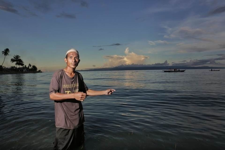 water, lifestyles, leisure activity, sky, person, standing, casual clothing, three quarter length, young adult, looking at camera, sea, cloud - sky, full length, lake, nature, portrait, front view, scenics