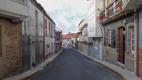 Narrow alley amidst buildings in city