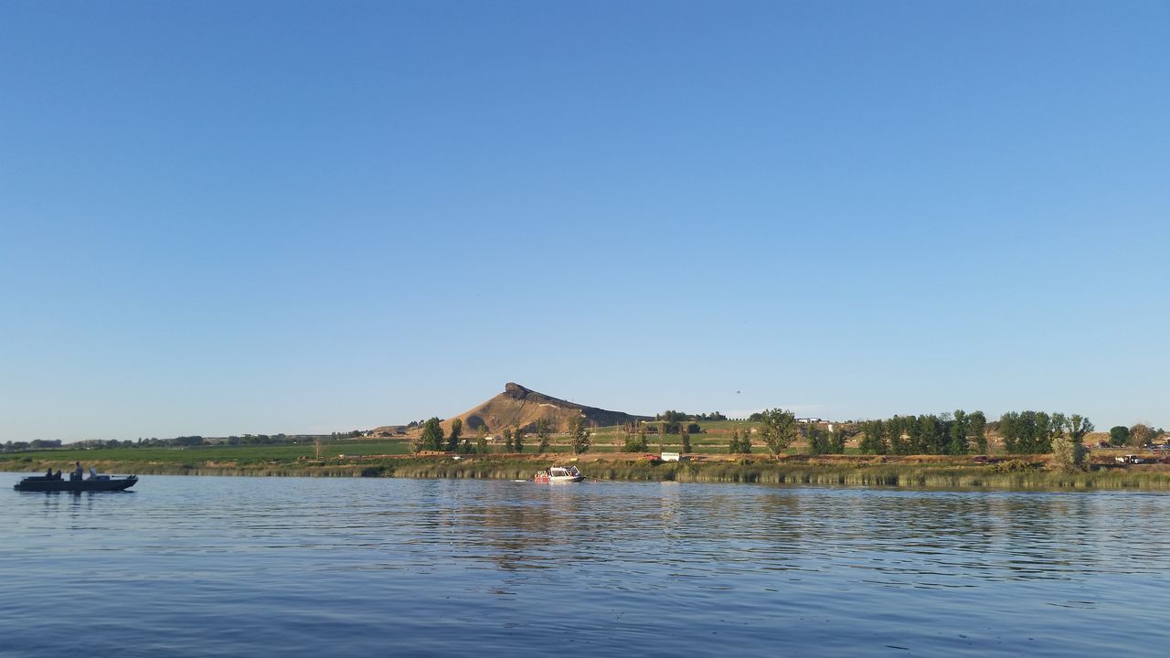 SCENIC VIEW OF RIVER BY MOUNTAIN AGAINST CLEAR BLUE SKY