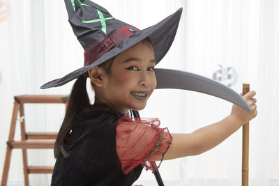 Portrait of smiling girl wearing hat