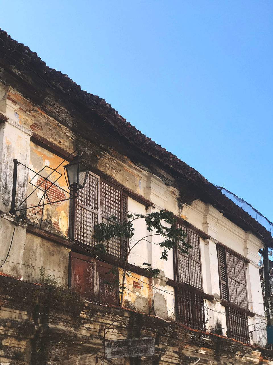 LOW ANGLE VIEW OF BUILDING AGAINST BLUE SKY