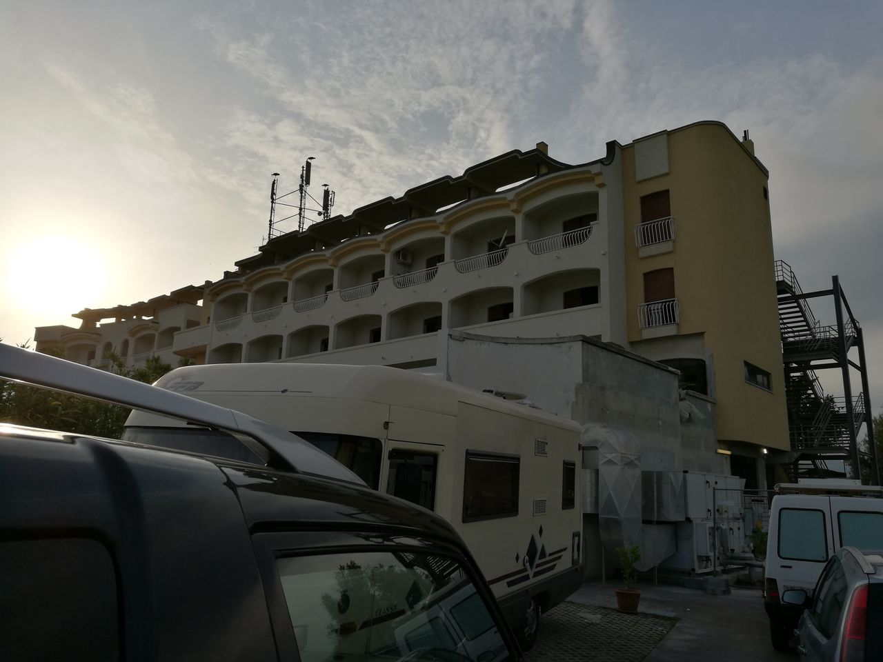 LOW ANGLE VIEW OF RESIDENTIAL BUILDING AGAINST SKY