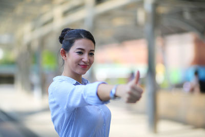 Portrait of a smiling young woman