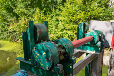 Mechanism for raising the lock on the river.