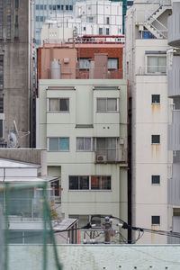 折り重なるように建ち並ぶ大小の建