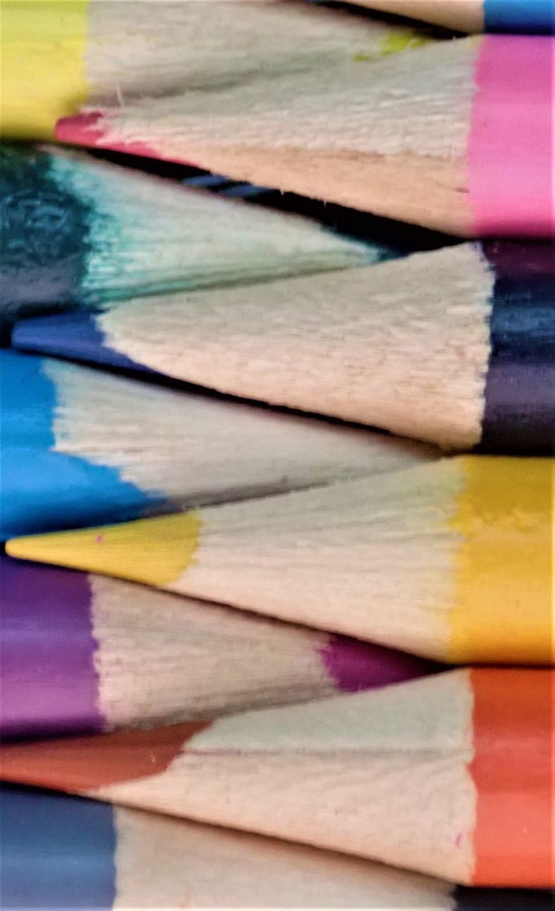 CLOSE-UP OF COLORED PENCILS