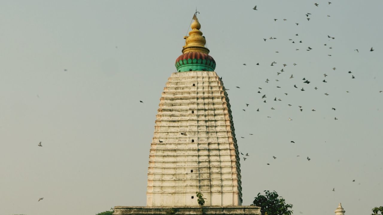 LOW ANGLE VIEW OF BUILDING AGAINST CLEAR SKY