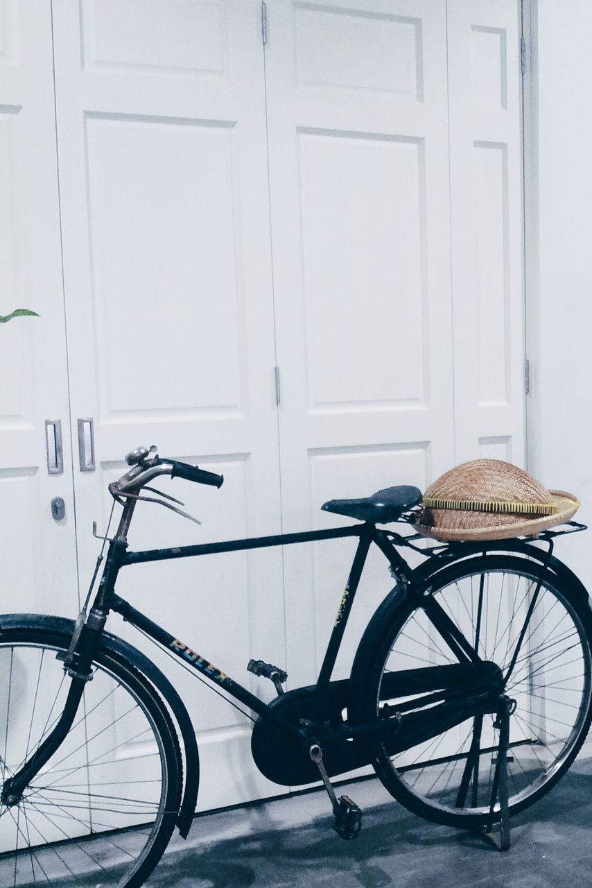 bicycle, mode of transport, transportation, land vehicle, stationary, parking, parked, built structure, architecture, building exterior, railing, day, travel, no people, wall, wall - building feature, leaning, outdoors, cycle, wheel