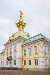 View of golden domes of grand palace in petrodvorets, peterhof in winter, russia