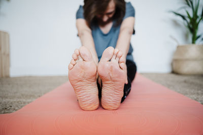 Midsection of woman sitting on floor