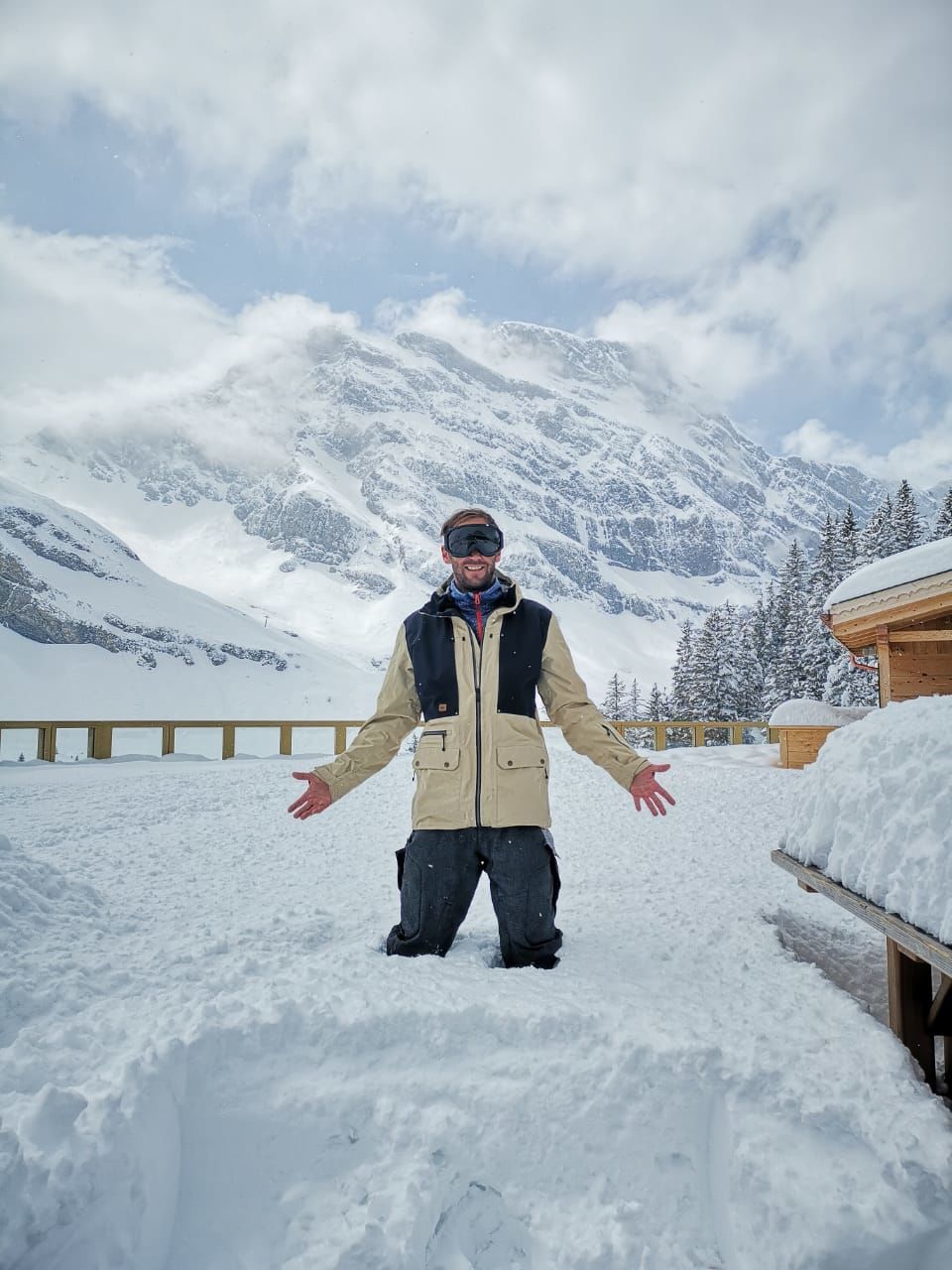 FULL LENGTH OF MAN STANDING ON SNOW COVERED MOUNTAIN