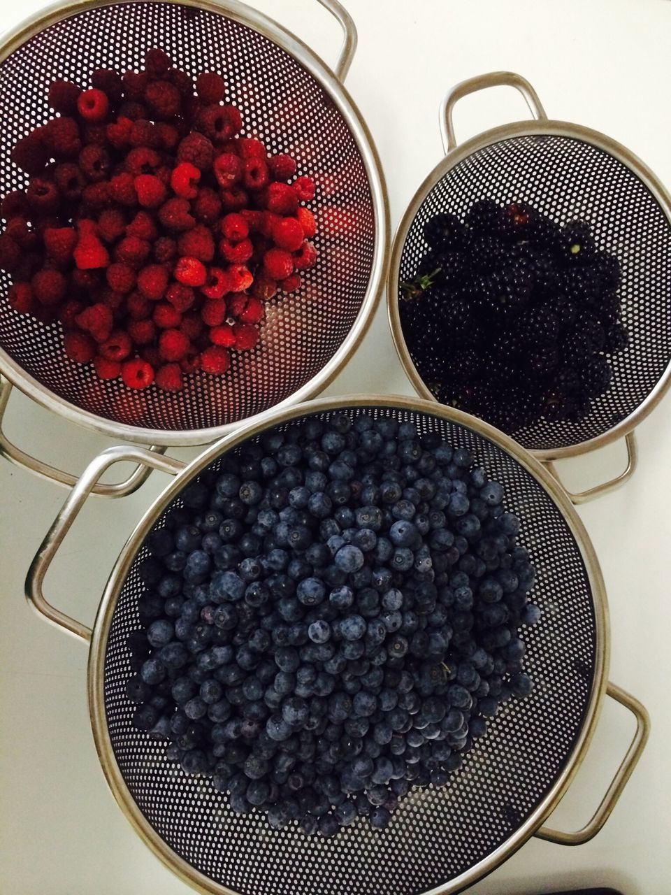 food and drink, food, freshness, indoors, healthy eating, fruit, still life, large group of objects, abundance, bowl, high angle view, table, directly above, close-up, plate, grape, blueberry, container, no people, ready-to-eat