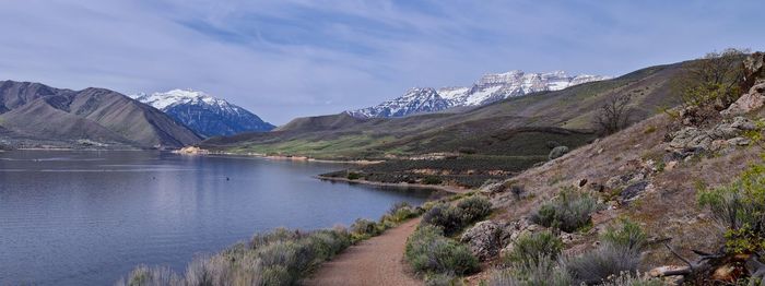 Deer creek reservoir by mount timpanogos in utah county, united states. hiking views