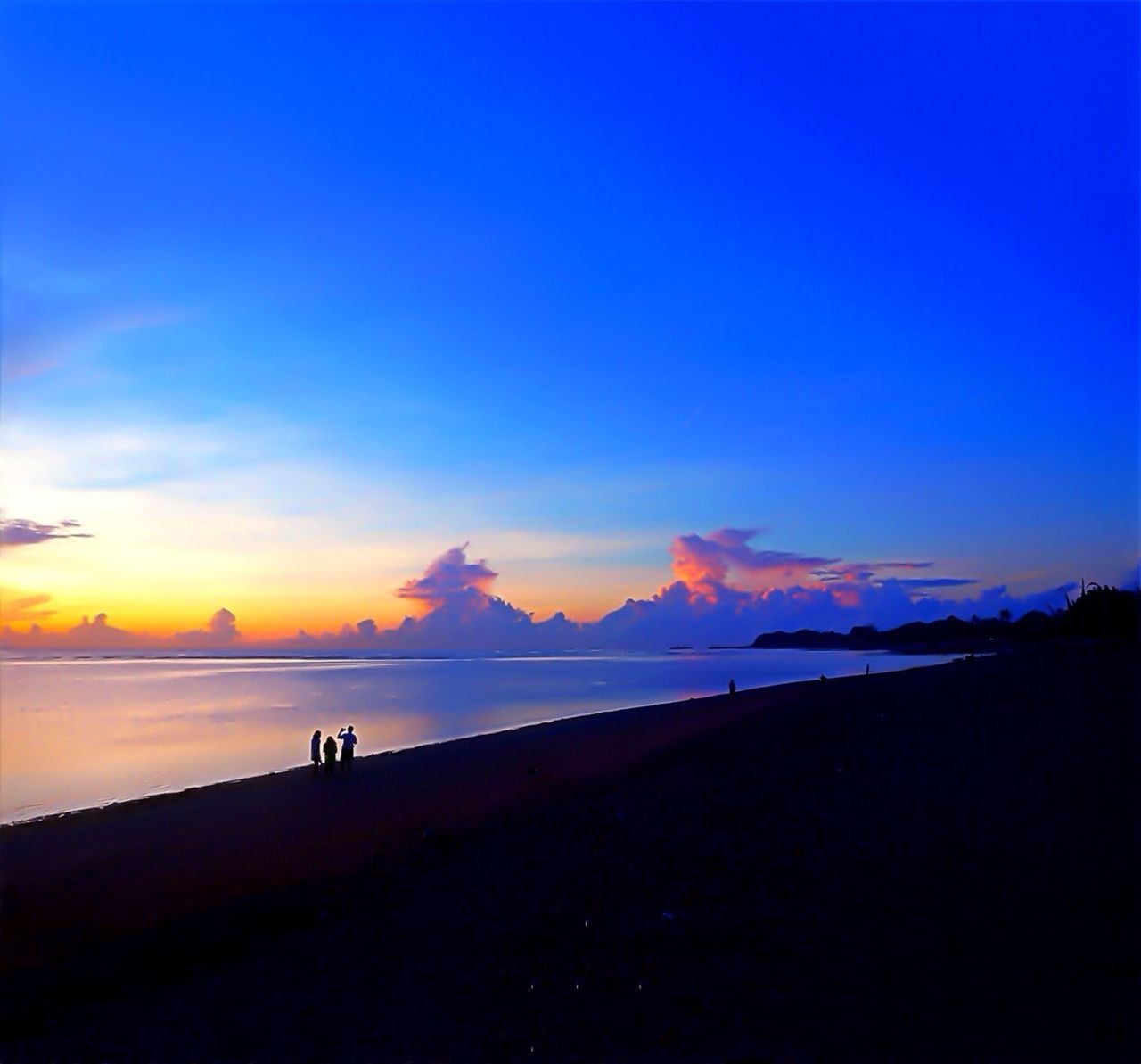 silhouette, sunset, water, tranquil scene, scenics, tranquility, sky, beauty in nature, nature, sea, idyllic, blue, beach, lake, copy space, dusk, non-urban scene, calm, outdoors