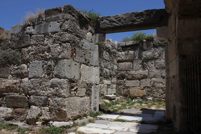 Old ruin building against sky