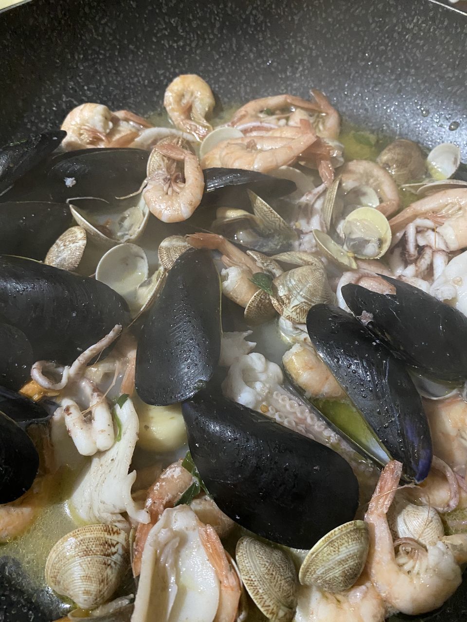 HIGH ANGLE VIEW OF SHELLS IN KITCHEN