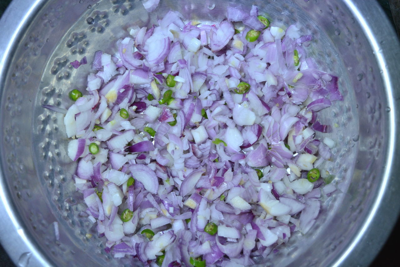 CLOSE UP OF PURPLE FLOWERS