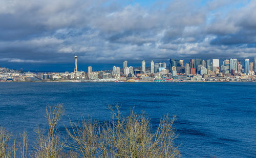 A view of the seattle skyline on a clear day.