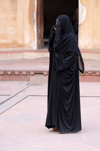 Muslim woman talking on a mobile phone in red fort, agra, uttar pradesh, india