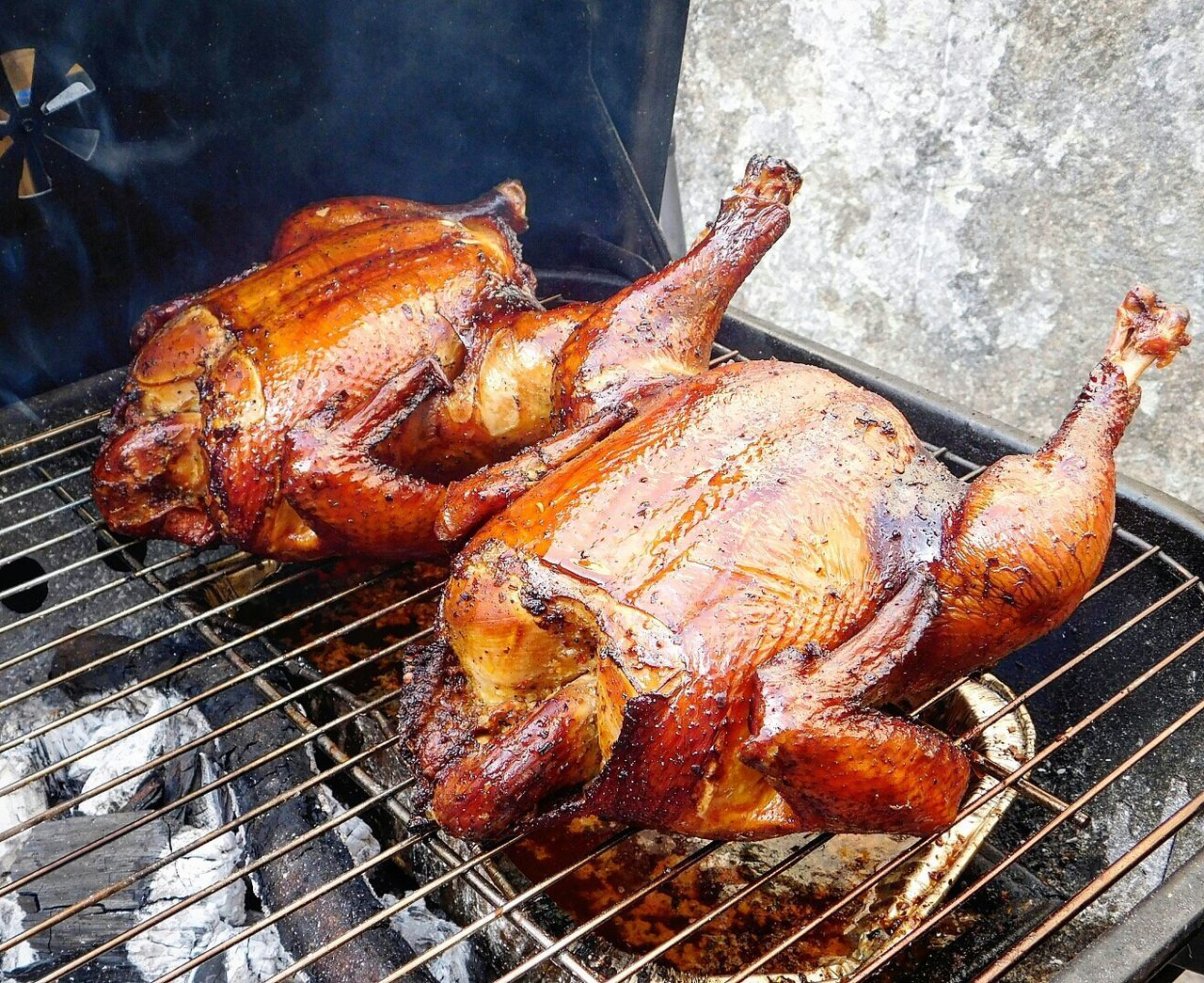 CLOSE-UP OF SAUSAGES ON BARBECUE GRILL