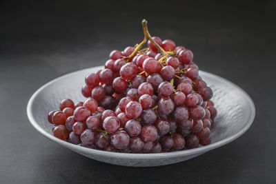 Close-up of grapes in bowl on table