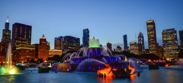 Buckingham fountain chicago lights at night