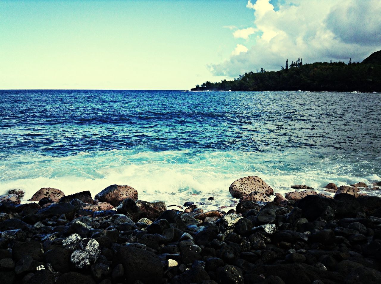 sea, horizon over water, water, sky, scenics, blue, tranquil scene, beauty in nature, beach, tranquility, nature, rock - object, shore, idyllic, outdoors, day, seascape, no people, ocean, sunlight