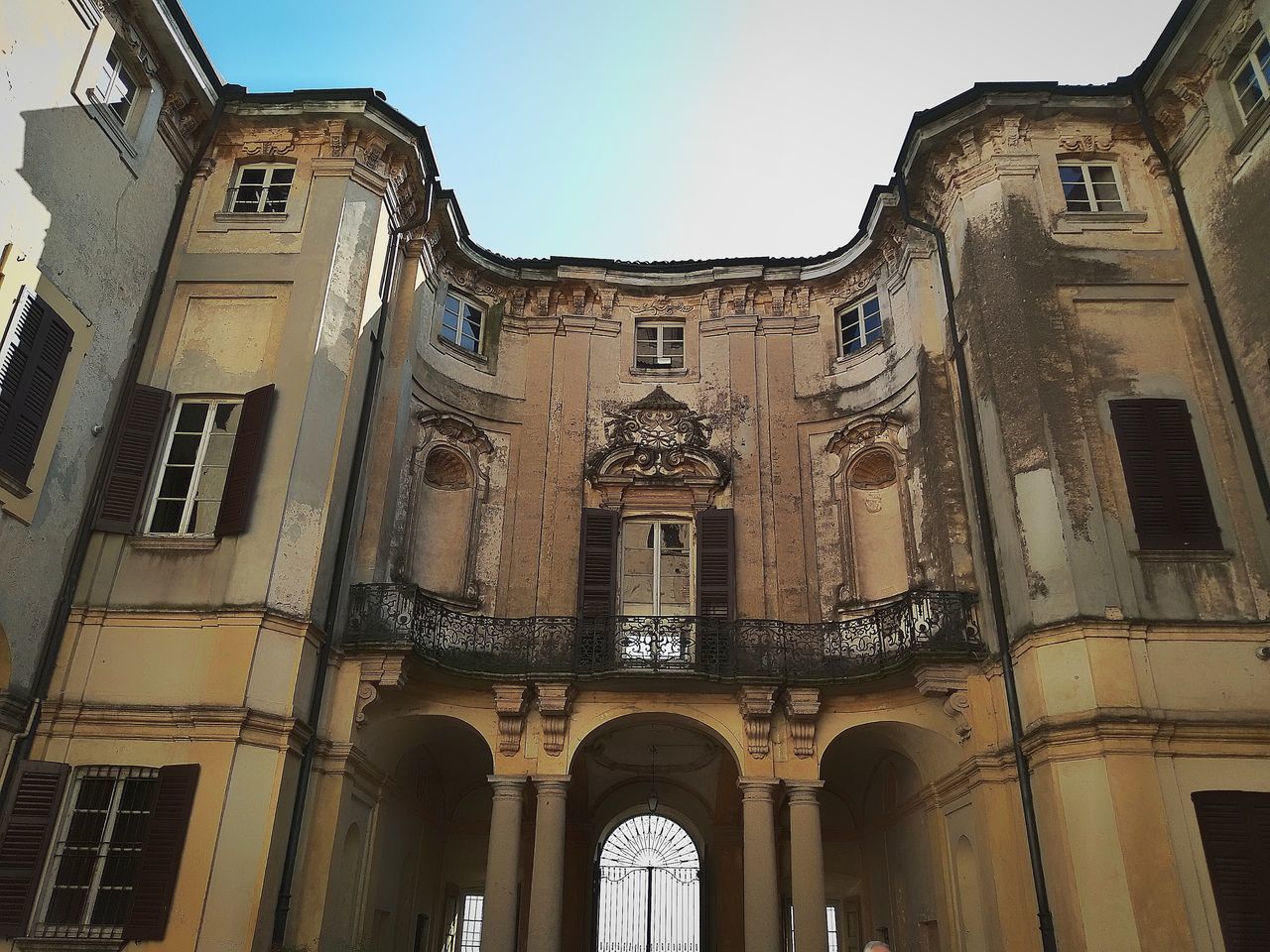 LOW ANGLE VIEW OF OLD HISTORIC BUILDING AGAINST SKY