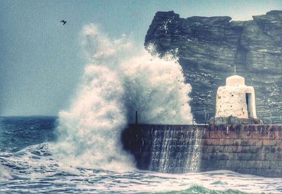 Waves splashing in sea