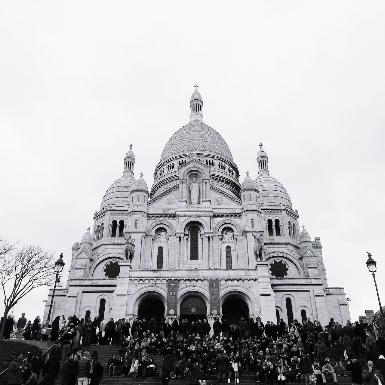 architecture, place of worship, religion, dome, built structure, famous place, large group of people, building exterior, tourism, spirituality, travel destinations, international landmark, arch, history, travel, tourist, clear sky, church