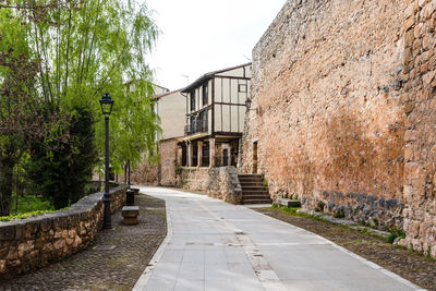 Scenic view of arlanza river in the old medieval town of covarrubias in burgos, castile and leon