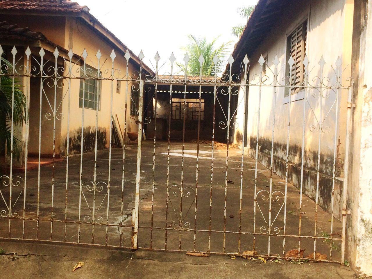 VIEW OF HOUSES IN THE STREET