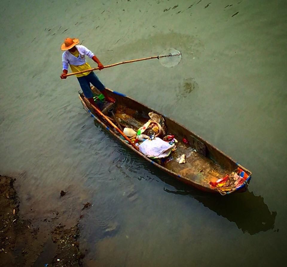 HIGH ANGLE VIEW OF MAN IN BOAT ON WATER